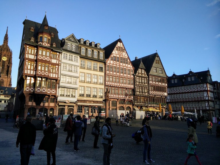 Gebäude auf der Ostseite des Römerbergs / Building on the other side of the Römerberg plaza