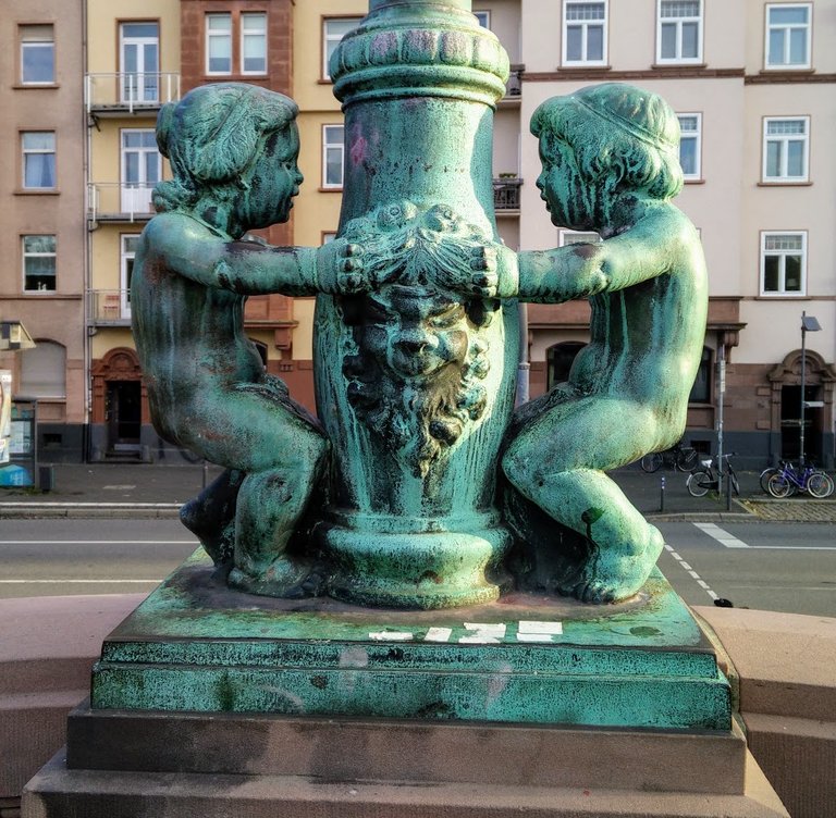 Fuß einer Laterne an der Südseite der Brücke / Detail of a lamp post at the south end of the bridge