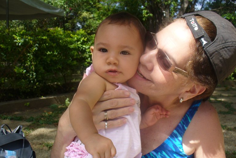 MI BEBE CON SU ABUELA (JUNIO DE 2013).JPG