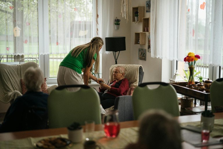 free-photo-of-gente-te-habitacion-cuidado-de-la-salud.jpeg