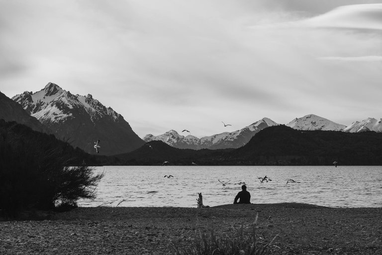 free-photo-of-blanco-y-negro-montanas-hombre-playa.jpeg