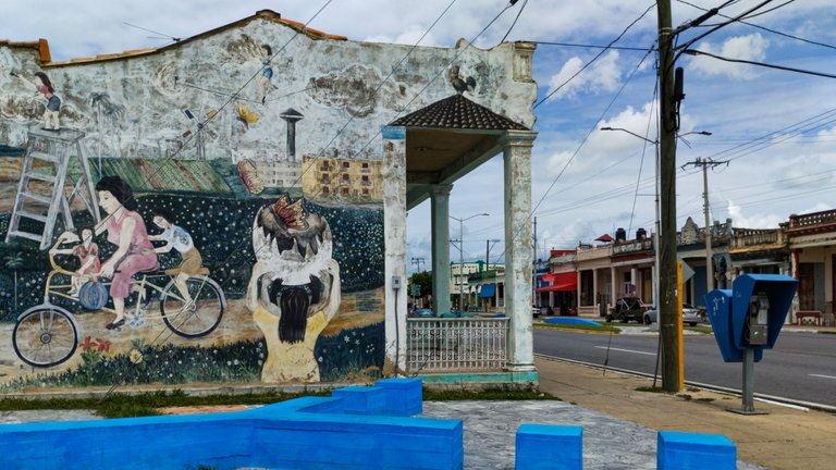 Mural and a small view of Martí Street