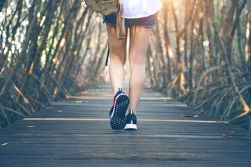 mujer-caminando-sobre-puente-madera-tono-vintage_335224-1010.jpg