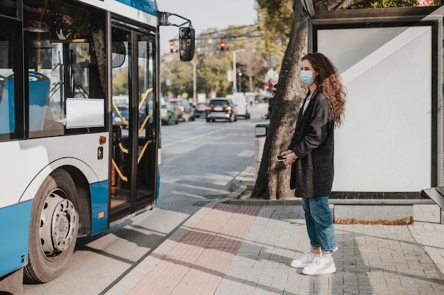 mujer-vista-lateral-esperando-autobus_23-2148753441.jpg