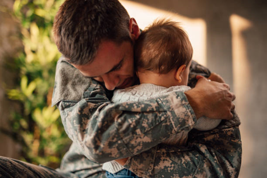 soldado abraza a su hijo