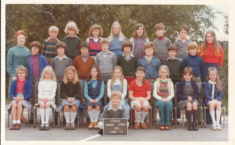 syndal primary school 1976 grade 4s(1).jpg