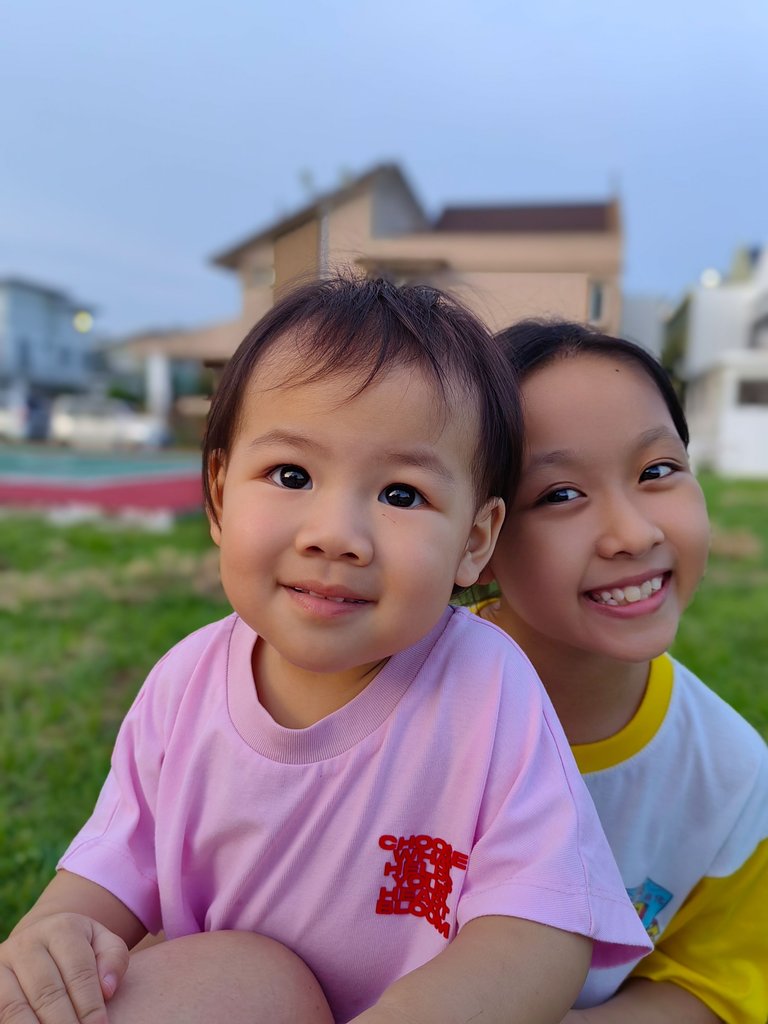 In the evening, take the children out to play at the playground with the children in the village.