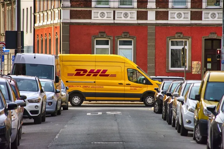 dhl-5739205_960_720.jpg