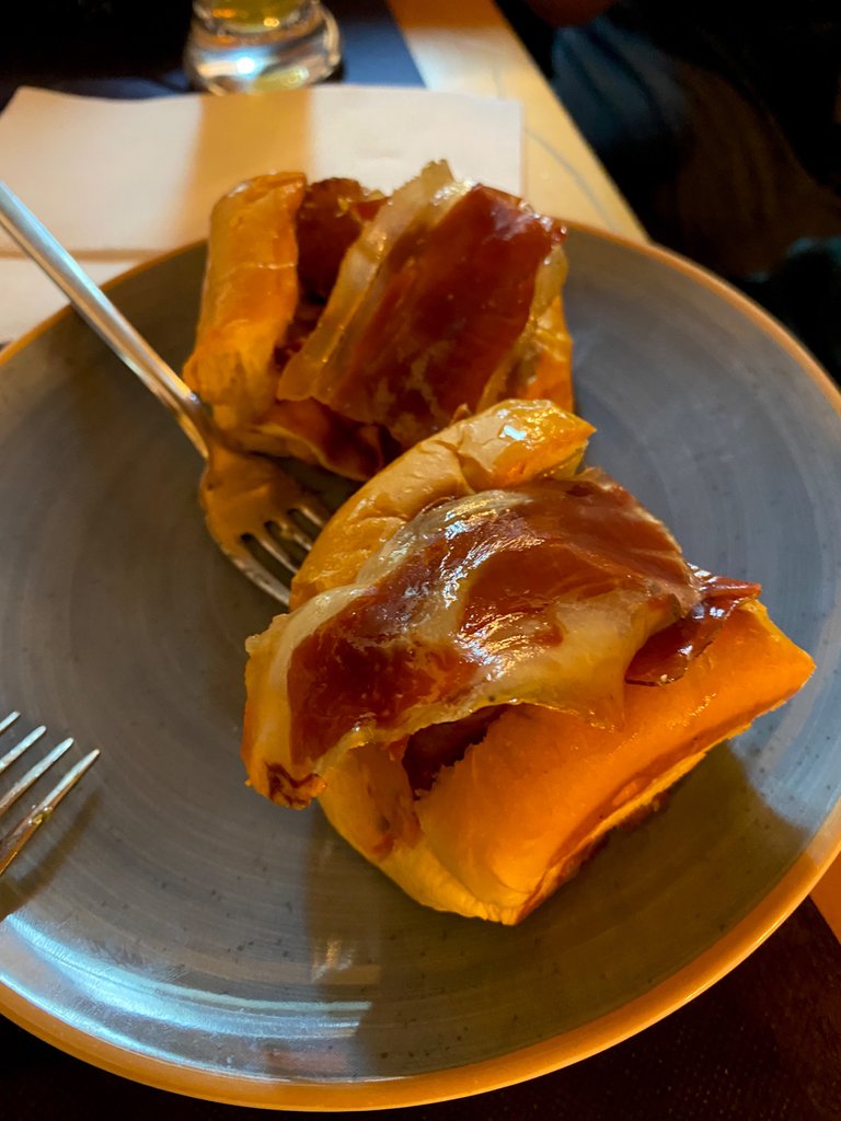 BRIOCHE DE OREJA Y JAMÓN SERRa