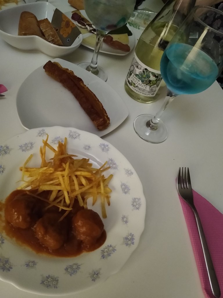 Albondigas en salsa de vino tinto, con patatas paja y torrezno de Soria