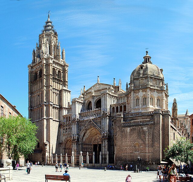 Toledo_Cathedral,_from_Plaza_del_Ayuntamiento.jpg