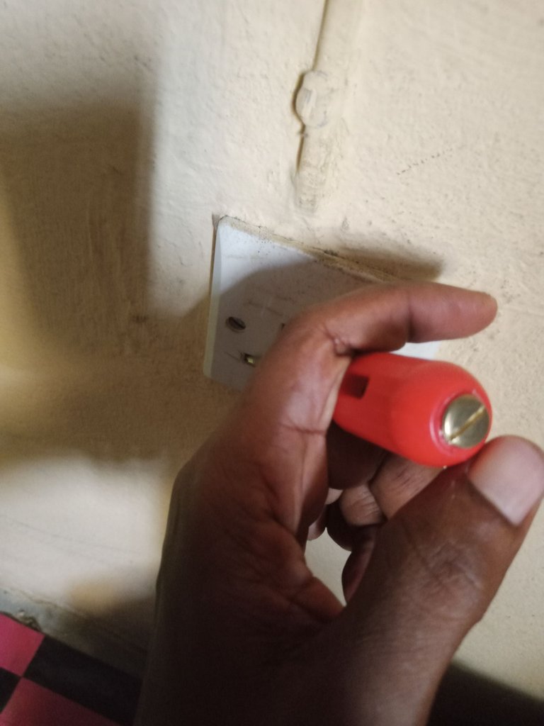 DIY : Fixing My Wall Socket // Arreglando mi enchufe de pared (ENG // ESP)