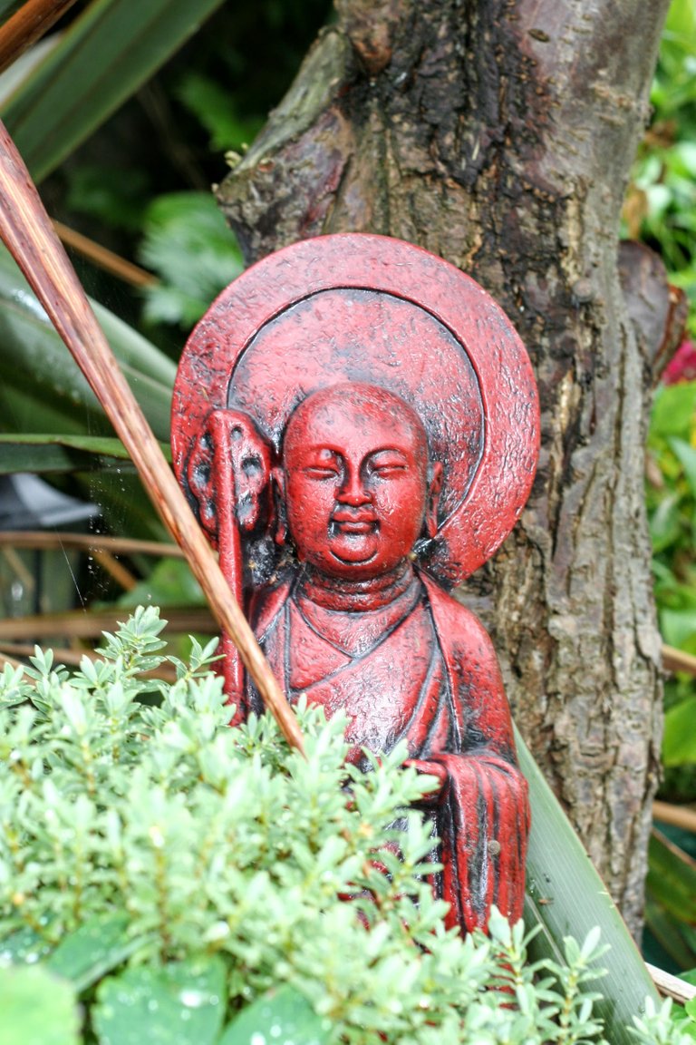 Buddha realizing enlightenment under the tree