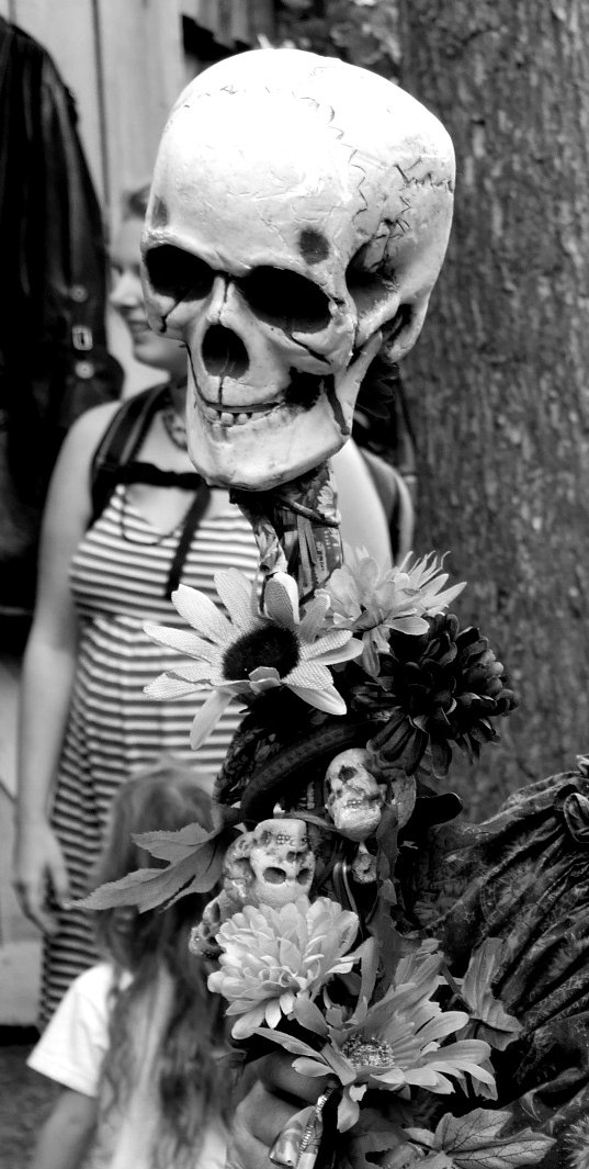 Woman_with_Skull__3__MONO__GIMP__P1100495.JPG