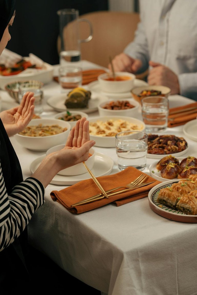 free-photo-of-people-on-dinner-during-ramadan.jpeg