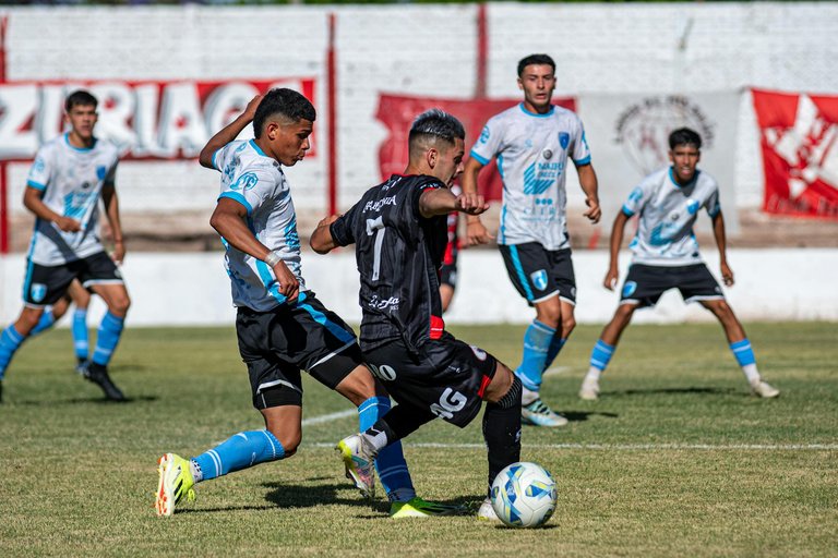 free-photo-of-dynamic-soccer-match-in-action-on-field.jpeg