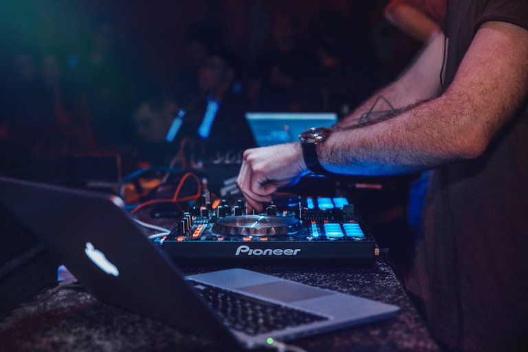 pexels-david-bartus-43782-844928.jpg