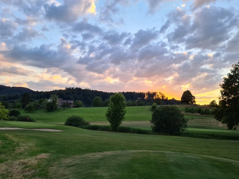 Vue sur la campagne de Grand Vaux et le coucher de soleil depuis le golf de Lavaux