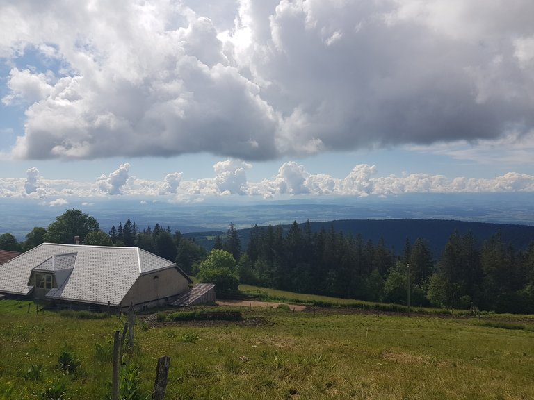 Vue sur la région de Neuchâtel depuis le sommet du mont Sujet