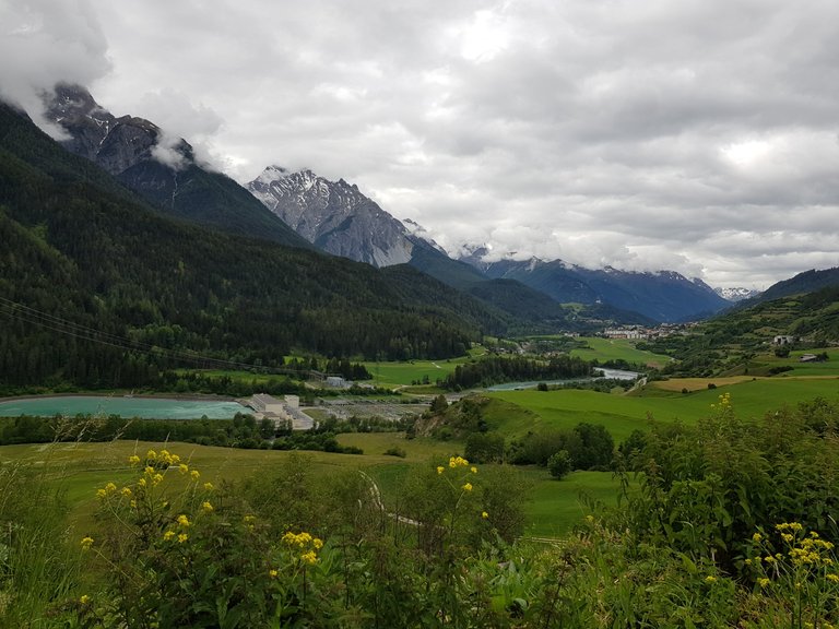 Vue sur la vallée de Scuol, et les montagnes du Pac National Suisse depuis la campagne de Scuol