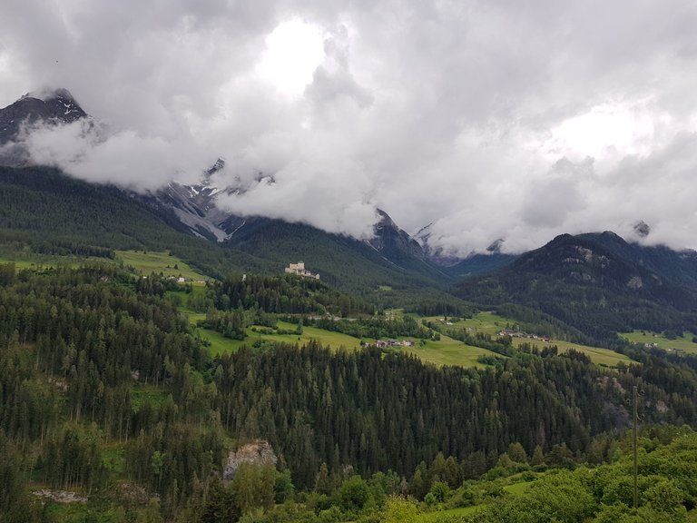 Vue sur la ville Tarasp, sa campagne, son château et les montagnes du Parc National Suisse depuis la route vers Ftan