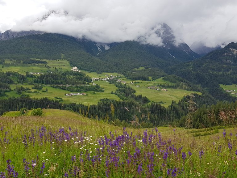 Vue sur la ville Tarasp, sa campagne, son château et les montagnes du Parc National Suisse depuis la route vers Ftan
