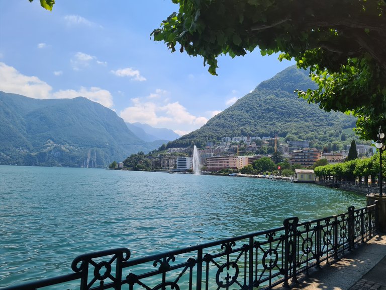 Vue sur le lac de Lugano, la ville de Paradiso et les Alpes Suisses depuis la promenade de Lugano en Suisse