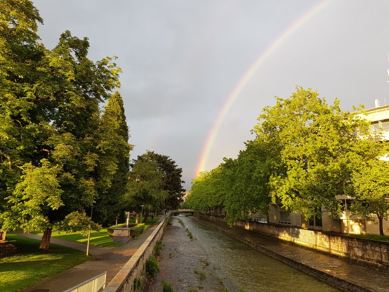 Pied de l'arc-en-ciel tombant dans la rivière la Veveyse à Vevey