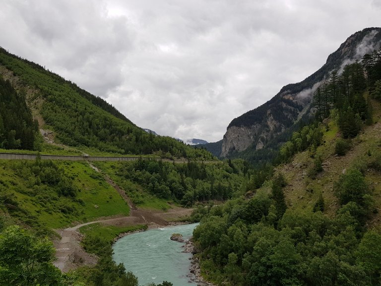 Vue sur la rivière Bad Inn et les montagnes en Autriche depuis Martina
