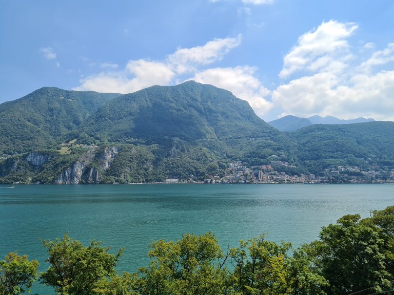 Vue sur le lac de Lugano, les Alpes et Casinó di Campioni D'Italia depuis Paradiso en Suisse