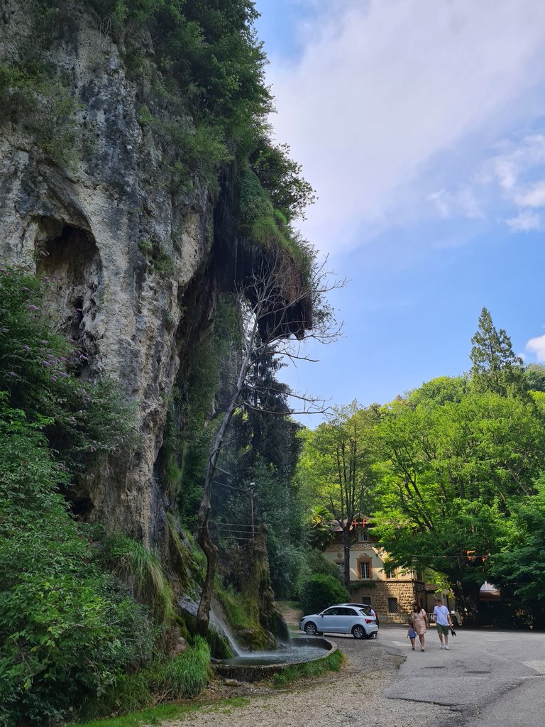 Vue sur une cascade dans le Parc Naturel Régional du Campo Dei Fiori