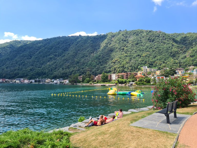 Vue sur le lac de Lugano et le Monte San Salvatore depuis Melide en Suisse