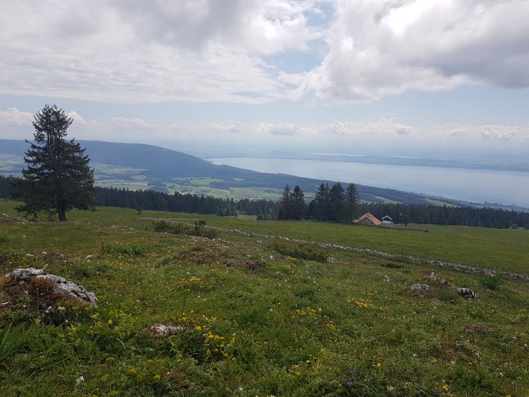 Vue sur la région des 3 lacs (Neuchatel, Morat et Bienne) et le Val-de-Ruz depuis le sommet du Mont Racine