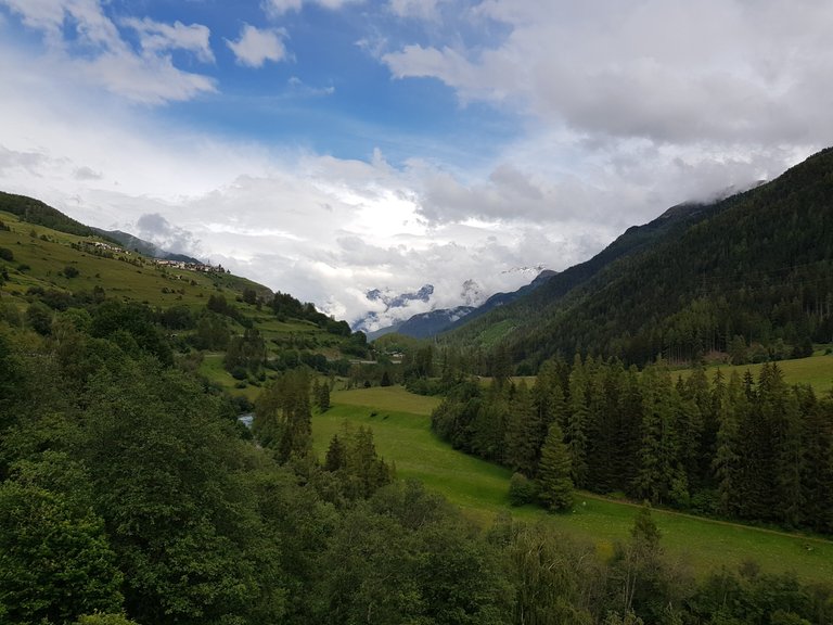 Vue sur la ville de Guarda, la campagne de Lavin et les montagnes du parc National Suisse depuis la route près de Lavin