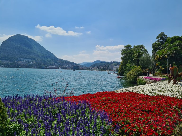 Vue sur le lac de Lugano, la ville de Lugano et les Alpes Suisses depuis le parc Parco Ciani en Suisse