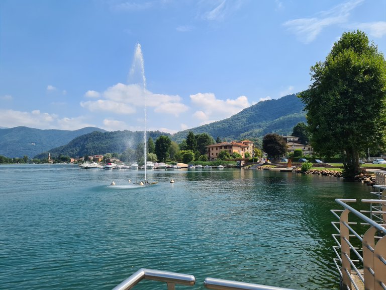 Vue sur le lac de Lugano, le jet de Ponte Trese et les Alpes depuis Ponte Trese en italie
