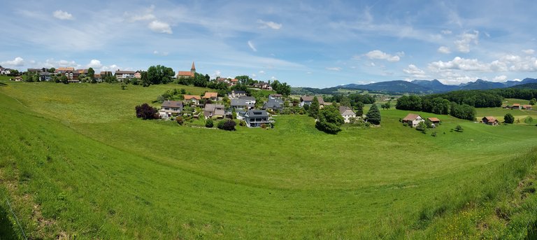 Vue panoramique sur la ville de Grange et les pré-Alpes depuis Grange