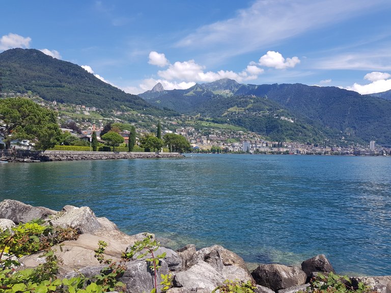 Vue sur le lac Léman, la ville de Montreux et les pré-Alpes depuis Clarens