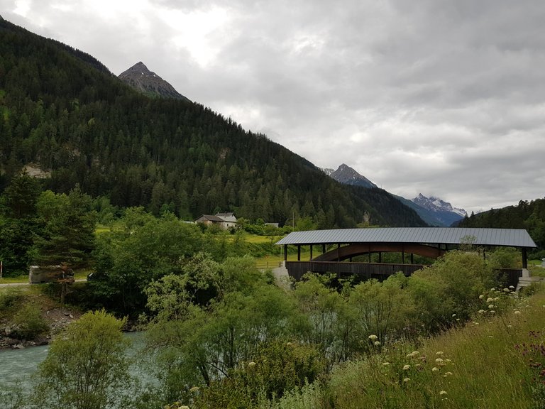 Vue sur la rivière "En" et les montagnes du Parc National Suisse depuis Ramosch