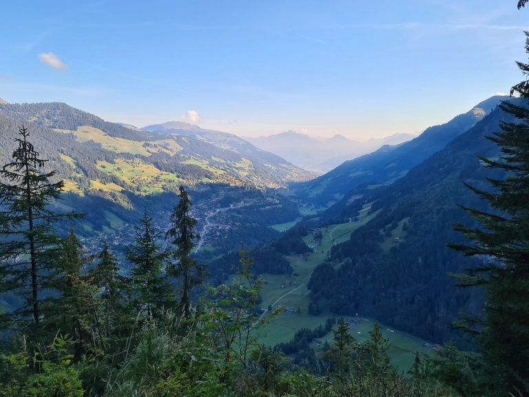 Vue sur la region de Champéry et les Alpes Suisses environnantes