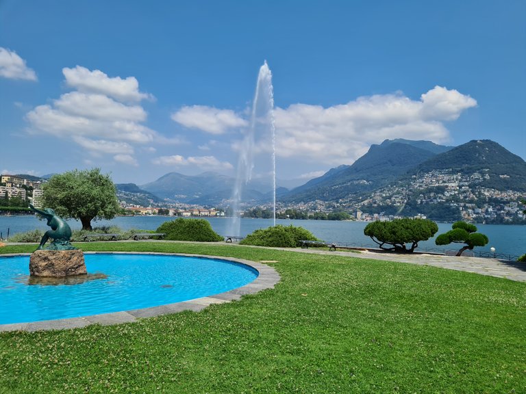Vue sur la fontaine, le jet d'eau, le lac de Lugano, la ville de Lugano et les Alpes Suisses de depuis Paradiso en Suisse