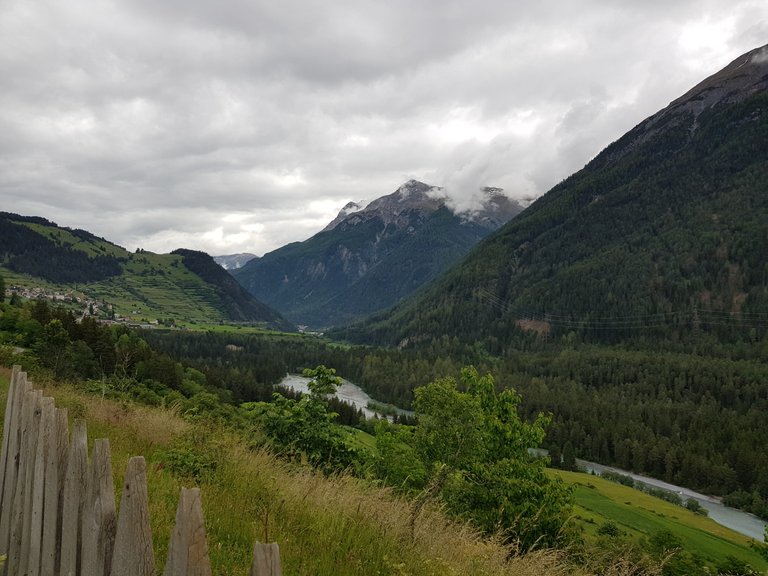 Vue sur la rivière "En", la ville de Valso et les montagnes du Parc National Suisse depuis Valso