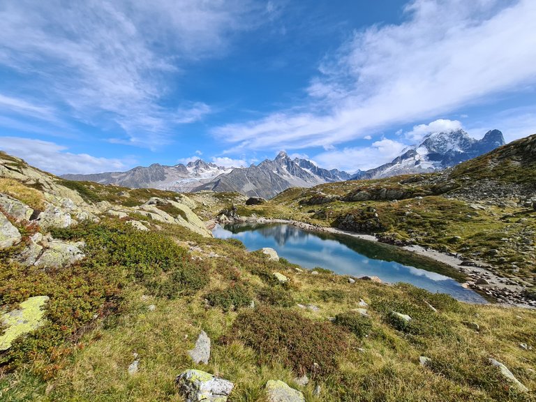 Vue sur un des lacs de CHeserys, le glacier de Saleina, l'Aiguille d'Argentière et l'Aiguille Verte