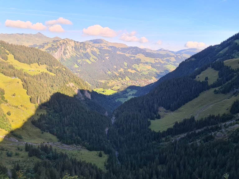 Vue sur le mont la Croix de Culet et la ville de Champery et les montagne environnantes depuis le Pas d'Encel