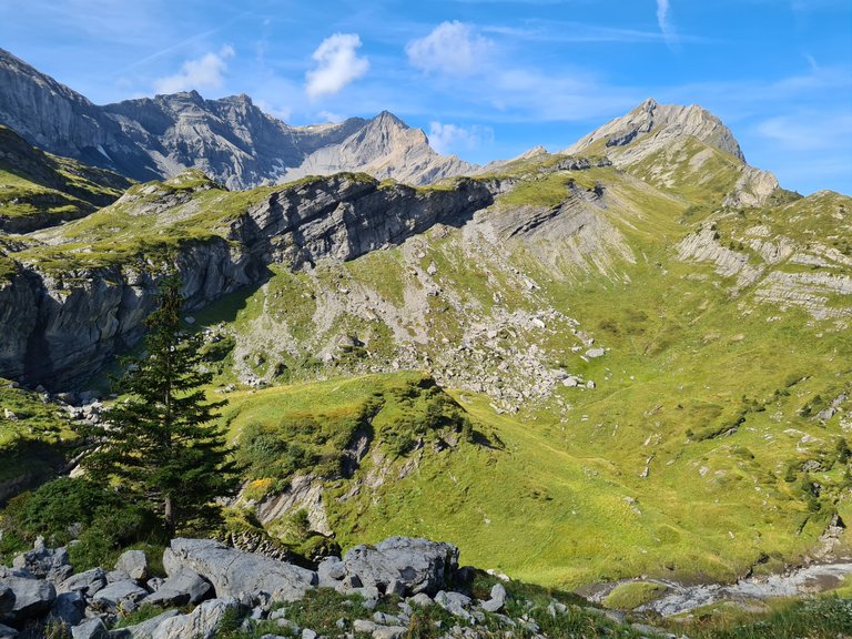 Vue sur les dents blanches et le vallon de Susanfe