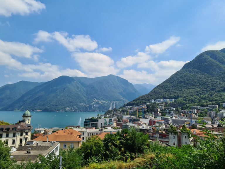 Vue sur la ville de Lugano, le lac de Lugano et les Alpes Suisse depuis Lugano en Suisse