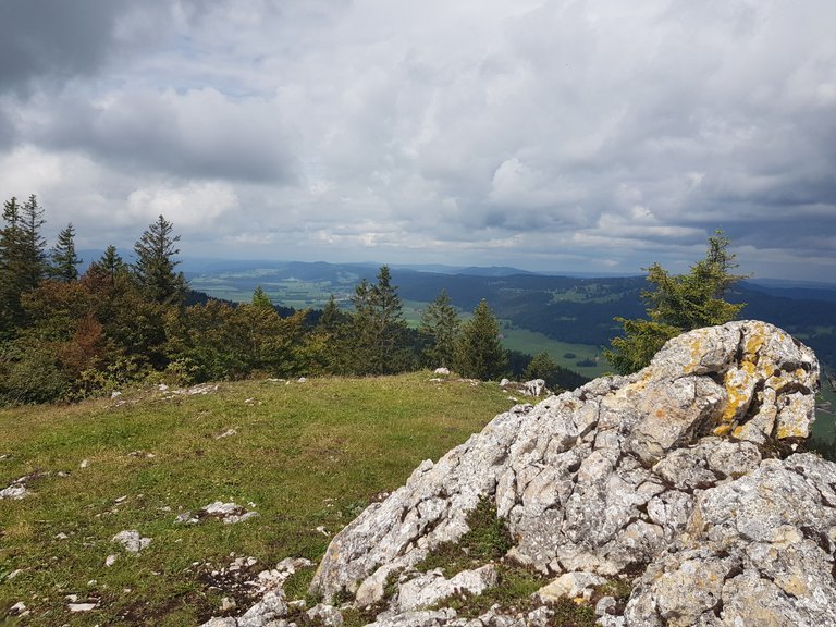 Vue sur la vallée de la Sagne depuis le sommet du Mont Racine