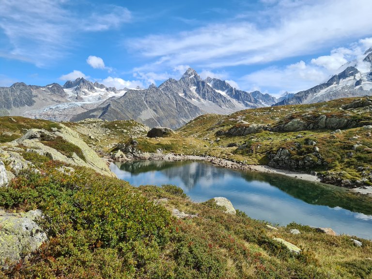 Vue sur l'un des lac de Cheserys, le glacier de Saleina, l'Aiguille de Tour, l'Aiguille d'Argentière et le glacier d'Argentière