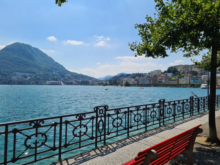 Vue sur le lac de Lugano, la ville de Lugano, la ville de Paradiso et le Monte San Salvatore depuis Lugano