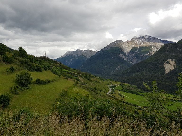 Vue sur le ville de Sent, ses campagnes et les montagnes du Parc National Suisse depuis Scuol
